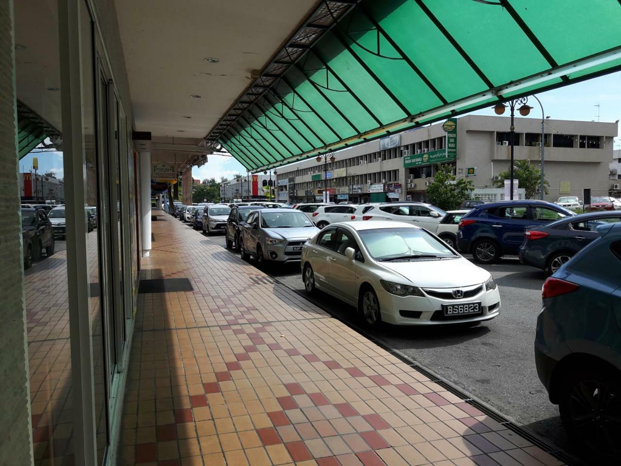 Ez Lodgings Kampong Gadong Kültér fotó