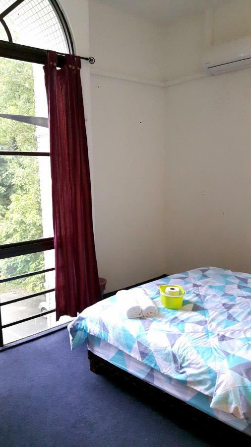 Ez Lodgings Kampong Gadong Kültér fotó